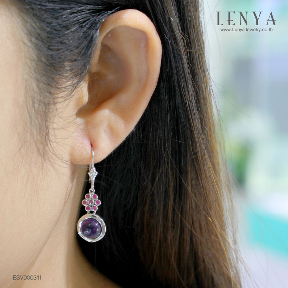 LENYA ต่างหูเงินแท้925 ดีไซน์ดอกไม้ สวยเก๋หวานซ่อนเปรี้ยว ประดับพลอยอะเมทิสต์ (Amethyst) กลม หลังเบี้ย และตกแต่งด้วยทับทิม(Ruby)  ชุบด้วยทองคำขาว