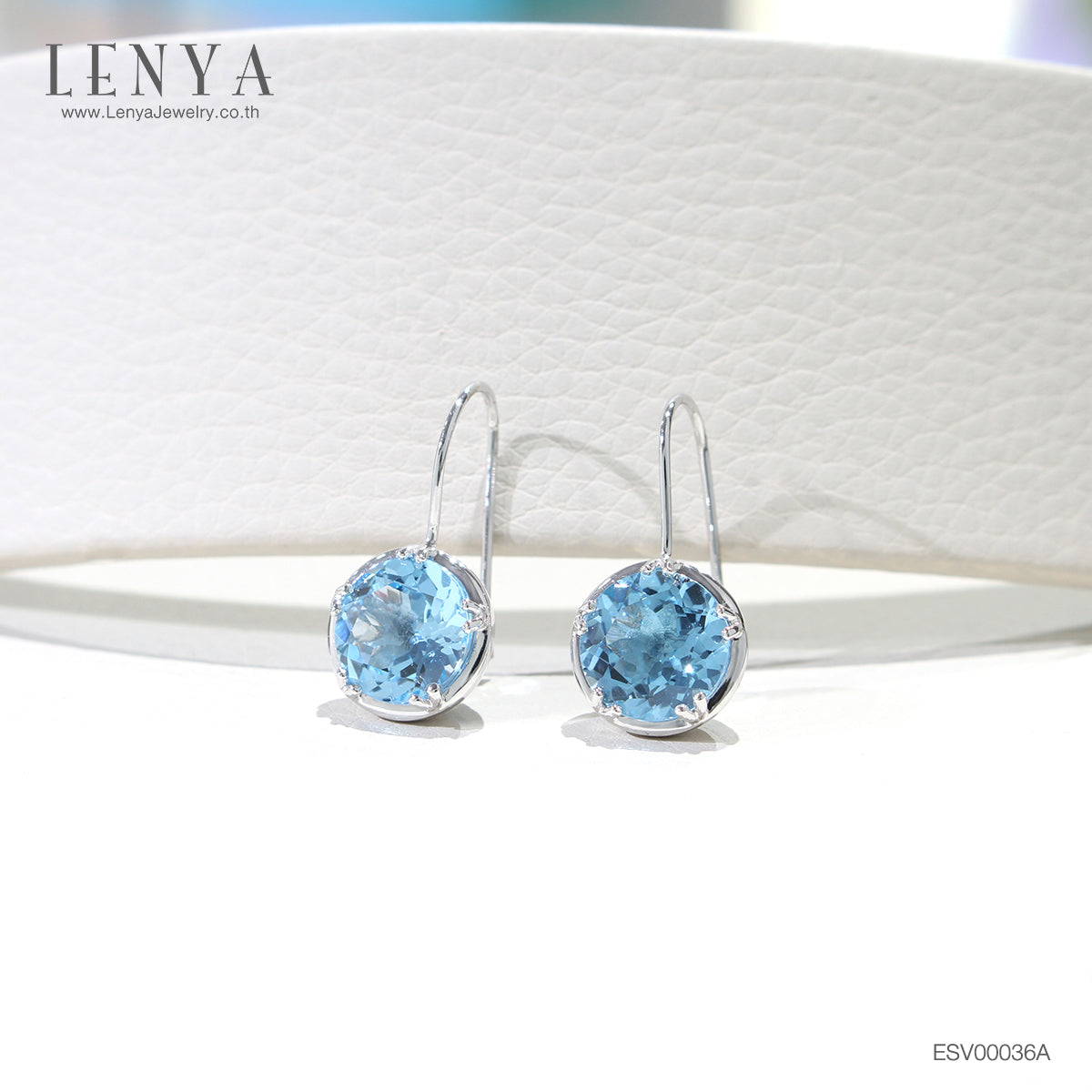 LENYA ต่างหูพลอยบลู โทปาซ (Blue Topaz) สีฟ้าเสริมดวงเรื่องหน้าที่การงาน มีผู้สนับสนุนอุปถัมภ์ค่อยให้การช่วยเหลือ  ตัวเรือนเงินแท้ชุบทองคำขาว