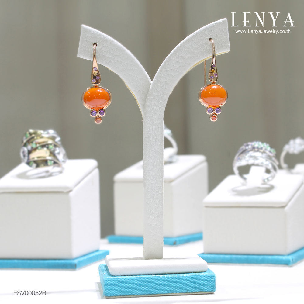 LENYA ต่างหูประดับคาเนเลี่ยน(Carnelian) เป็นหินแห่งคำอวยพรให้พบเจอแต่ความสุข ความเจริญก้าวในชีวิต เสริมบารมี  และเม็ดเล็ก อะเมทิสต์ แซฟไฟซ์สีส้ม และซิทริน ตัวเรือนเงินแท้ชุบทอง