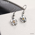 LENYA ต่างหูพลอยแซฟไฟส์สีส้ม(Orange Sapphire) ดีไซน์สุดหวาน ด้วยดอกไม้สำหรับต้อนรับหน้าร้อนนี้ บนตัวเรือนเงินแท้ชุบทองคำขาวแท้