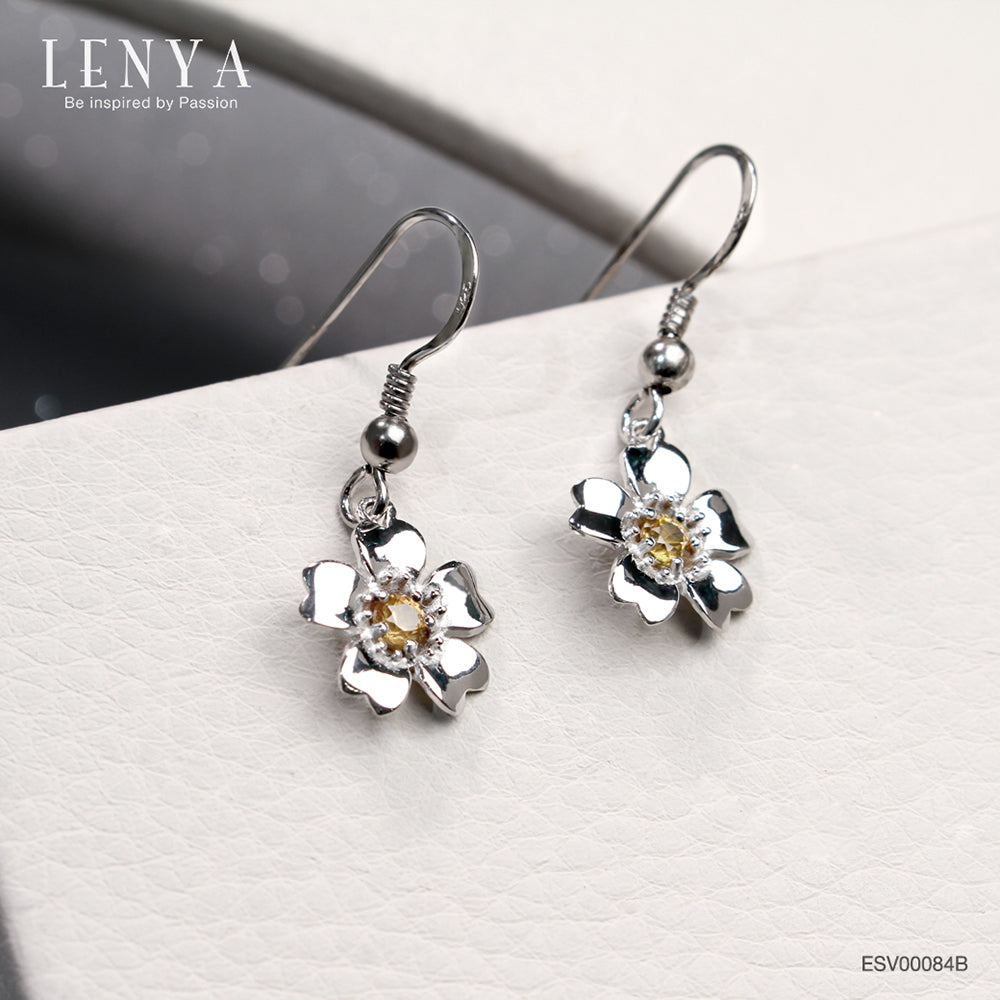 LENYA ต่างหูพลอยแซฟไฟส์สีส้ม(Orange Sapphire) ดีไซน์สุดหวาน ด้วยดอกไม้สำหรับต้อนรับหน้าร้อนนี้ บนตัวเรือนเงินแท้ชุบทองคำขาวแท้