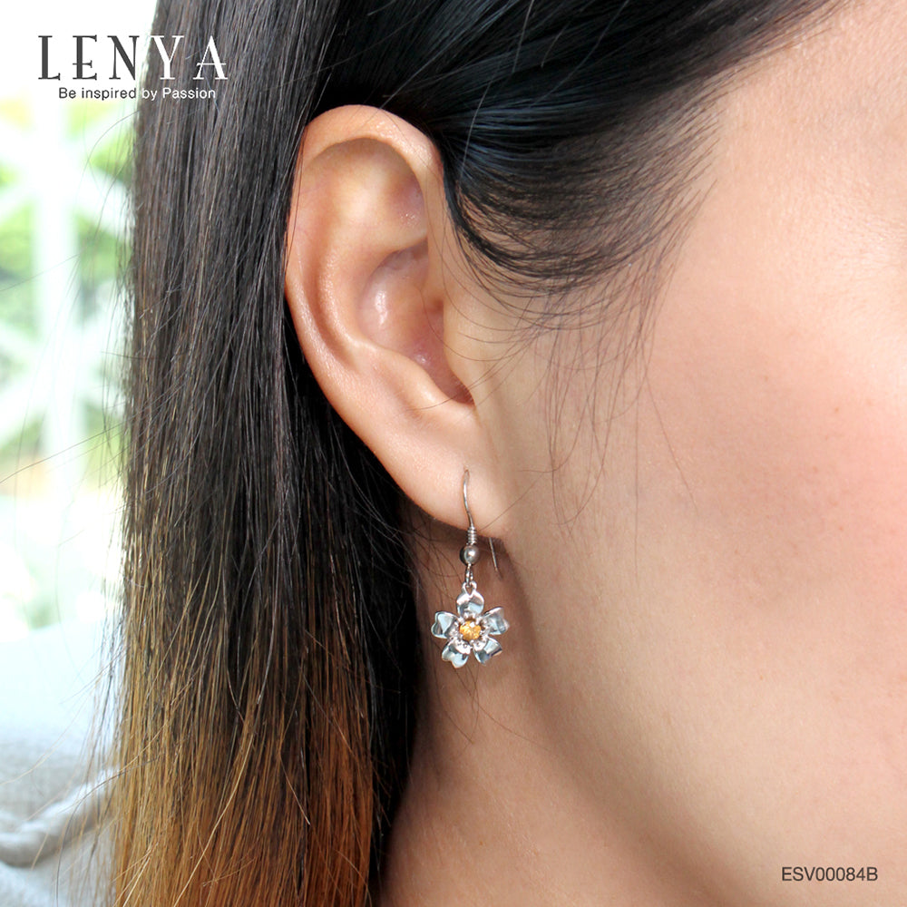 LENYA ต่างหูพลอยแซฟไฟส์สีส้ม(Orange Sapphire) ดีไซน์สุดหวาน ด้วยดอกไม้สำหรับต้อนรับหน้าร้อนนี้ บนตัวเรือนเงินแท้ชุบทองคำขาวแท้