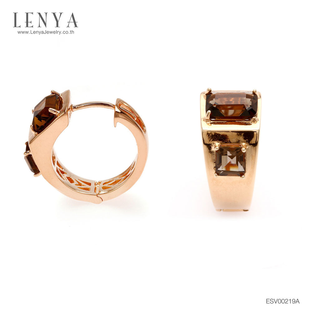 LENYA ต่างหูเงินแท้925 ชุบทองชมพู ประดับเด่นด้วยพลอยรูปทรงสี่เหลี่ยม  สโมคกี้ ควอตซ์ ( Smoky Quartz) ในคอเลคชั่น product champion ผลงานดีไซน์ที่ได้รับคัดเลือกร่วมงานแสดงโชว์ ที่ประเทศฝรั่งเศส เลอค่า