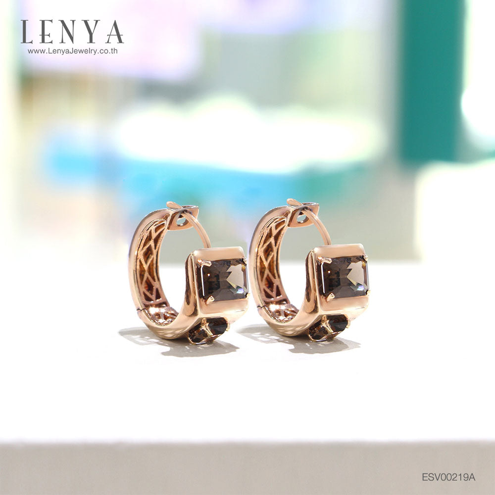 LENYA ต่างหูเงินแท้925 ชุบทองชมพู ประดับเด่นด้วยพลอยรูปทรงสี่เหลี่ยม  สโมคกี้ ควอตซ์ ( Smoky Quartz) ในคอเลคชั่น product champion ผลงานดีไซน์ที่ได้รับคัดเลือกร่วมงานแสดงโชว์ ที่ประเทศฝรั่งเศส เลอค่า