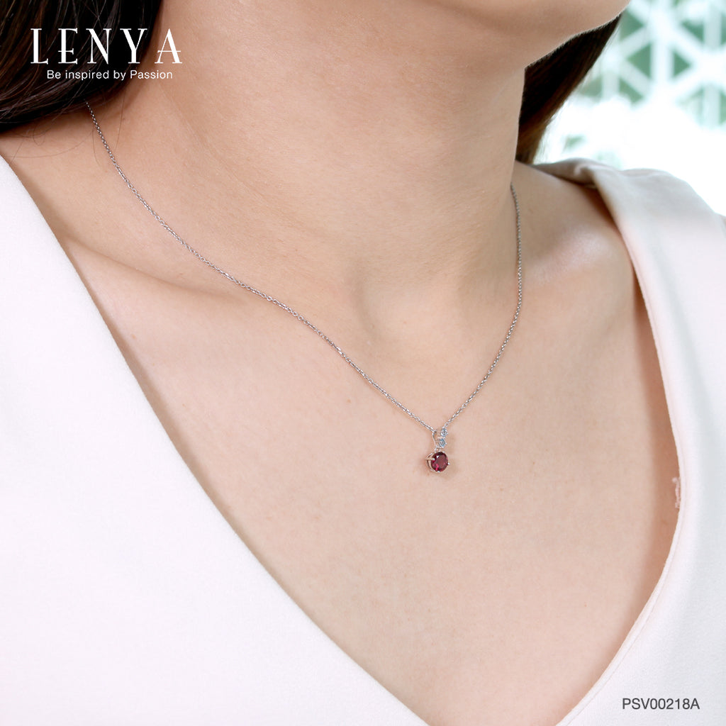 LENYA จี้เงินแท้ 925 ชุปทองคำขาว ประดับพลอย สีม่วงอมแดง โรโดไลท์ (Rhodolite) สวยโดดเด่น  และตกแต่งด้วยพลอยสีฟ้า บลู โทแพซ  ( Blue Topaz) ดีไซน์ น่ารักๆ