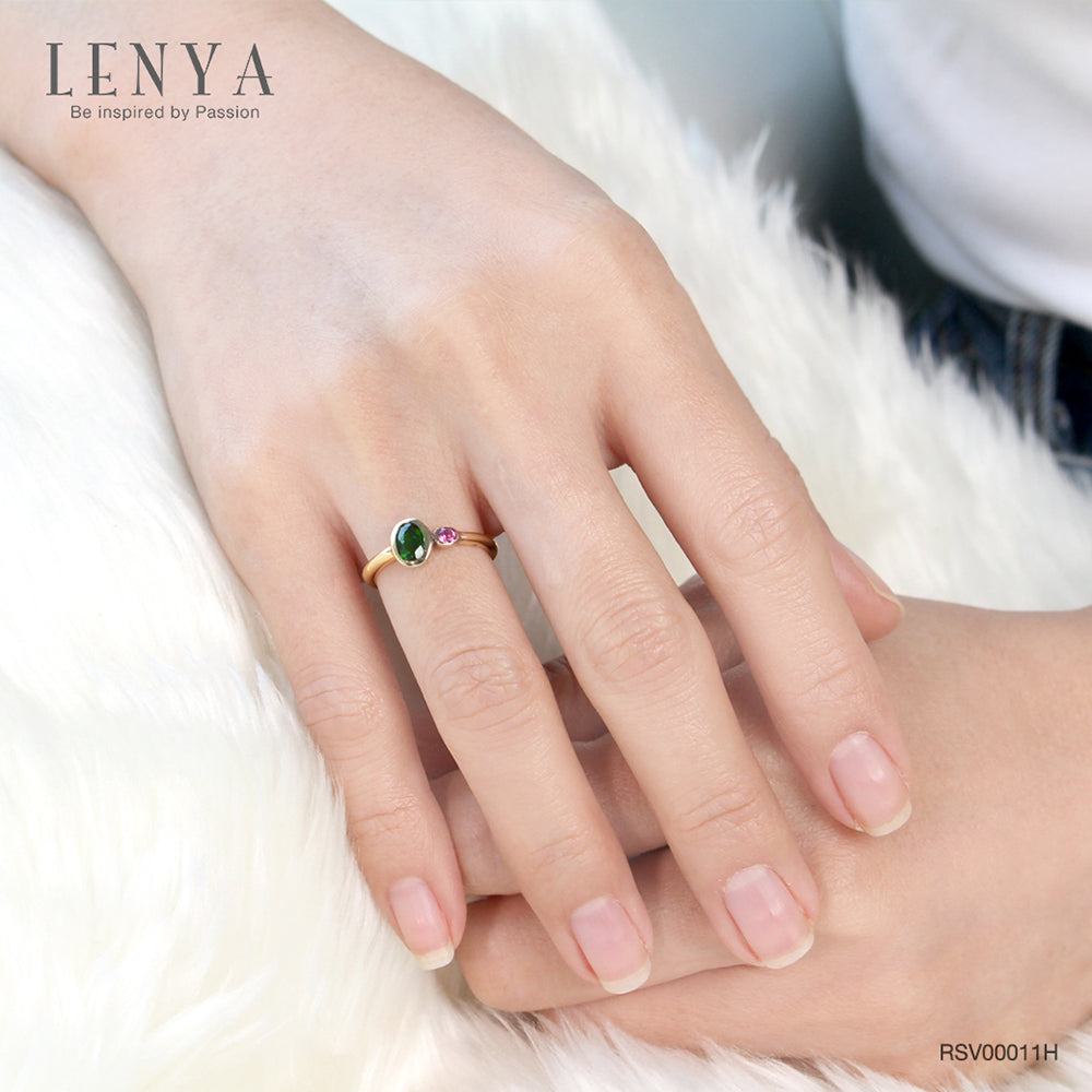 LENYA แหวนดีไซน์น่ารักเรียบหรู ประดับพลอยโครมไดออฟไซด์ (Chrome Diopside) และพลอยโรโดไลท์ (Rhodolite) ตัวเรือนเงินแท้ชุบทองคำ