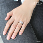 LENYA แหวนเพชร DiamondLike ประดับเพชรเม็ดกลางขนาด 1 กะรัต รายล้อมไปด้วยเพชรข้างและเพชรประดับ ตัวเรือนเงินแท้ชุบทองคำขาว
