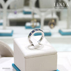 LENYA แหวน LENYA ETERNAL ประดับด้วย SWAROVSKI ZIRCONIA รูปทรงสีเหลี่ยมสีน้ำเงิน ดีไซน์รูปแบบเฉพาะสวมใส่ได้ทั้งชายหญิง บนตัวเรือนเงินแท้ชุบทองคำขาว