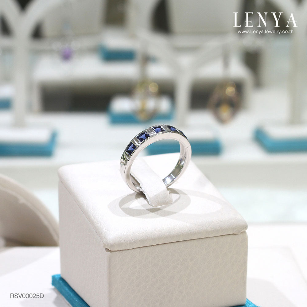 LENYA แหวน LENYA ETERNAL ประดับด้วย SWAROVSKI ZIRCONIA รูปทรงสีเหลี่ยมสีน้ำเงิน ดีไซน์รูปแบบเฉพาะสวมใส่ได้ทั้งชายหญิง บนตัวเรือนเงินแท้ชุบทองคำขาว