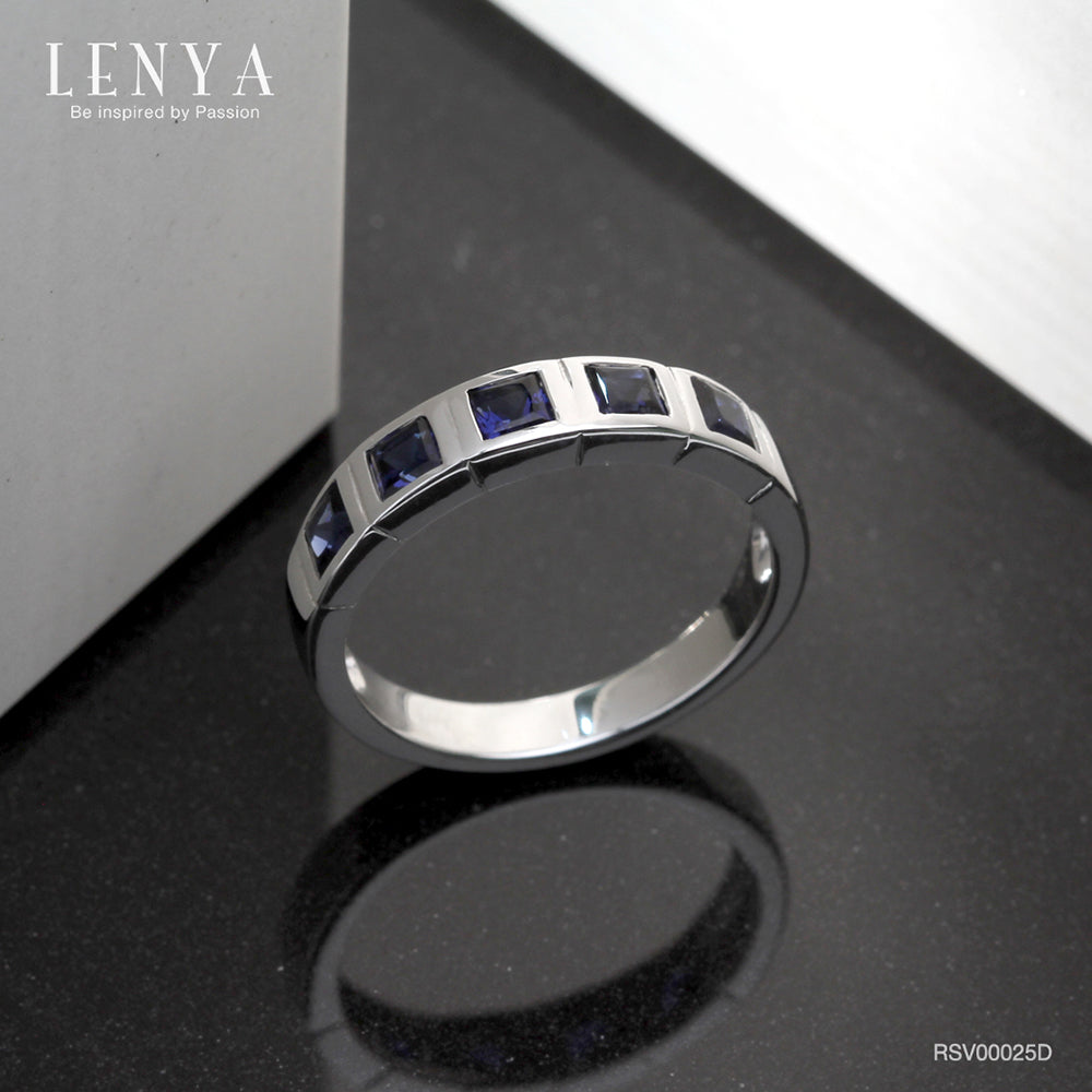 LENYA แหวน LENYA ETERNAL ประดับด้วย SWAROVSKI ZIRCONIA รูปทรงสีเหลี่ยมสีน้ำเงิน ดีไซน์รูปแบบเฉพาะสวมใส่ได้ทั้งชายหญิง บนตัวเรือนเงินแท้ชุบทองคำขาว