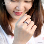 LENYA แหวน LENYA ETERNAL ประดับด้วย SWAROVSKI ZIRCONIA รูปทรงสีเหลี่ยมสีน้ำเงิน ดีไซน์รูปแบบเฉพาะสวมใส่ได้ทั้งชายหญิง บนตัวเรือนเงินแท้ชุบทองคำขาว