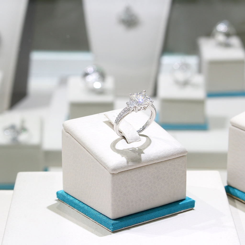 LENYA แหวนเพชร DiamondLike ทรง Princess Cut เลิศหรูสีแฟชั่น Yellow Light ประดับด้วย Cubic Zirconia มากถึง 30 เม็ด ตัวเรือนทำจากเงินแท้ 925 ชุบทองคำขาวเพิ่มมิติความสว่าง