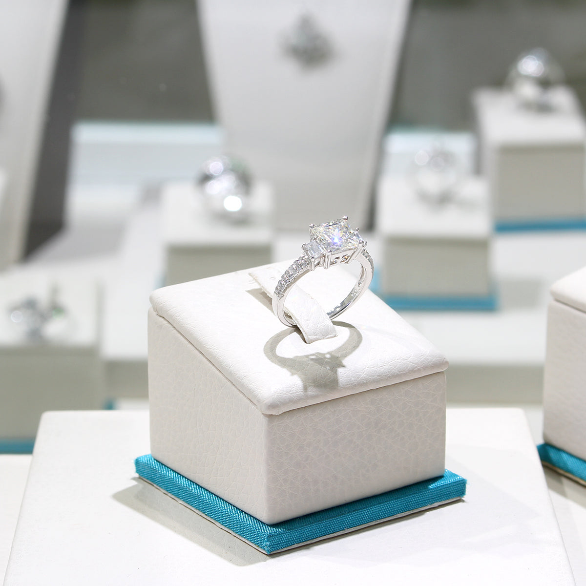 LENYA แหวนเพชร DiamondLike ทรง Princess Cut เลิศหรูสีแฟชั่น Yellow Light ประดับด้วย Cubic Zirconia มากถึง 30 เม็ด ตัวเรือนทำจากเงินแท้ 925 ชุบทองคำขาวเพิ่มมิติความสว่าง