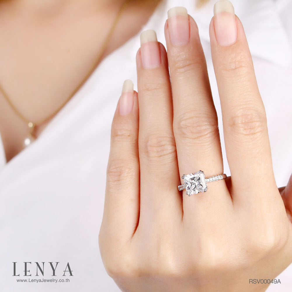 LENYA แหวนเพชร DiamondLike เพชรสี่เหลี่ยมบนดีไซน์สุดคลาสสิค บนตัวเรือนเงินแท้ชุบทองคำขาว โดนใจในทุกสถานการณ์