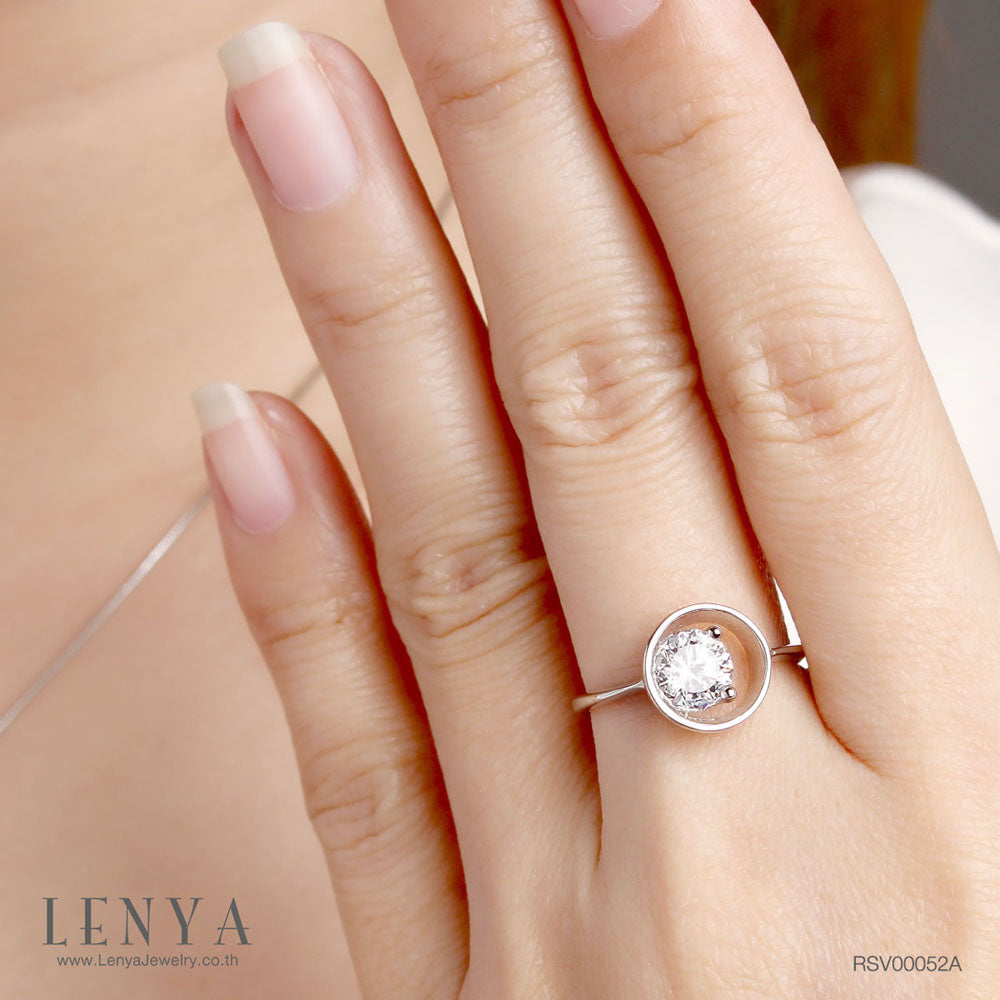 LENYA แหวนเพชร DiamondLike ขนาดเพชร 1 กะรัต ย้ำความโดดเด่นที่ไม่เหมือนใคร ดีไซน์สุดเก๋ บนตัวเรือนเงินแท้ชุบทองคำขาว
