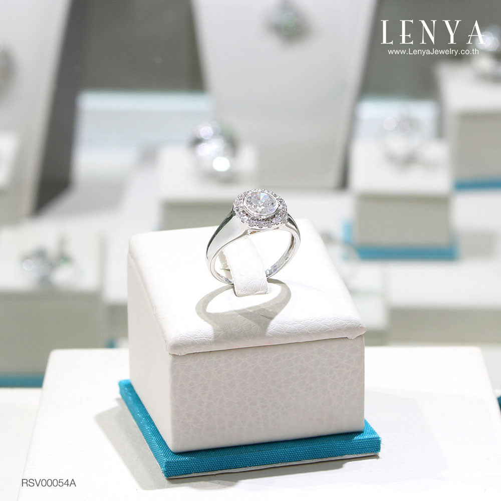 LENYA แหวนเพชร DiamondLike เพชร 1 กะรัต รายล้อมด้วยเพชรเม็ดเล็กจำนวนมาก เรียบหรูในแบบคลาสสิคสไตล์