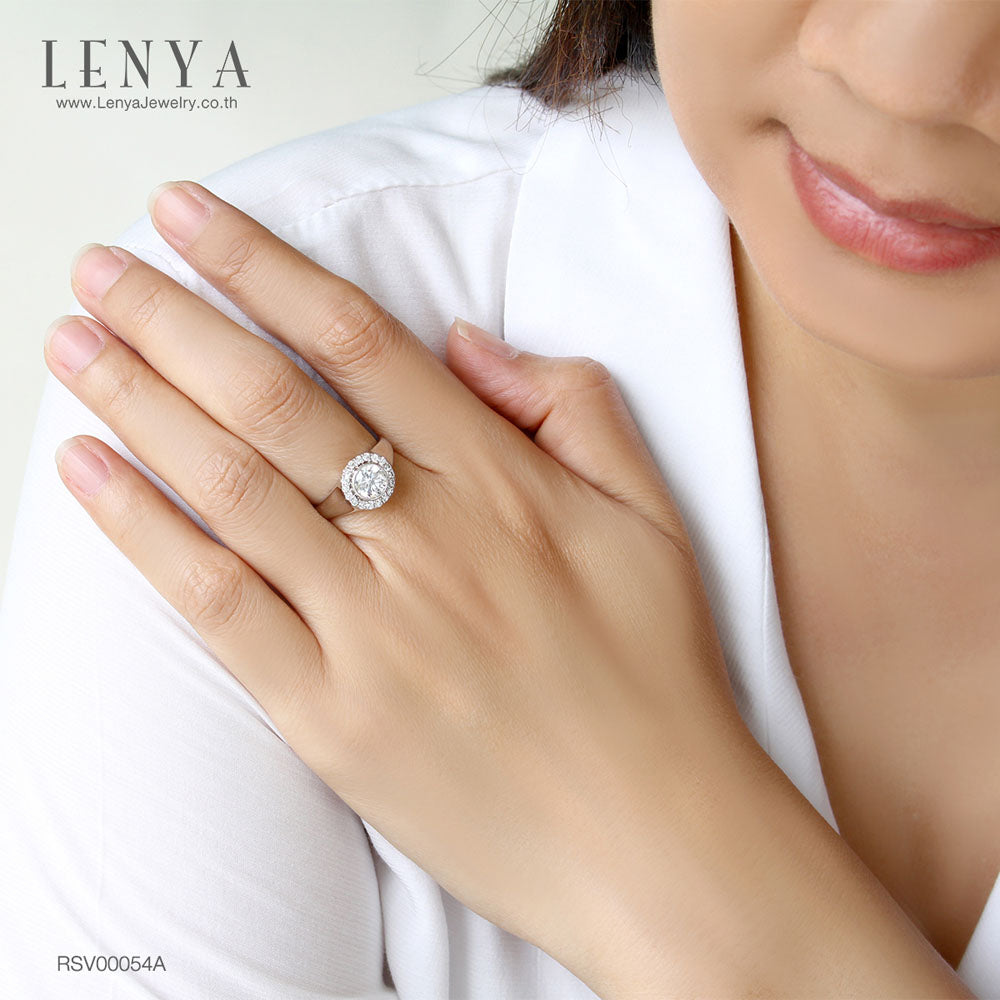 LENYA แหวนเพชร DiamondLike เพชร 1 กะรัต รายล้อมด้วยเพชรเม็ดเล็กจำนวนมาก เรียบหรูในแบบคลาสสิคสไตล์