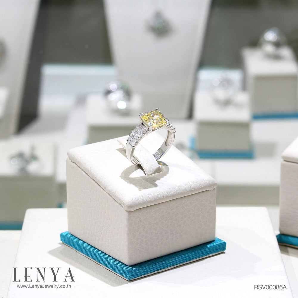 LENYA แหวนเพชร DiamondLike สีเหลือง รูปทรงสี่เหลี่ยม เสริมบ่าข้างด้วย เพชร DiamondLike ทรงบาเก็ตต์ สวยเก๋เด่นเป็นสง่า บนตัวเรือนเงินแท้ชุบทองคำขาว