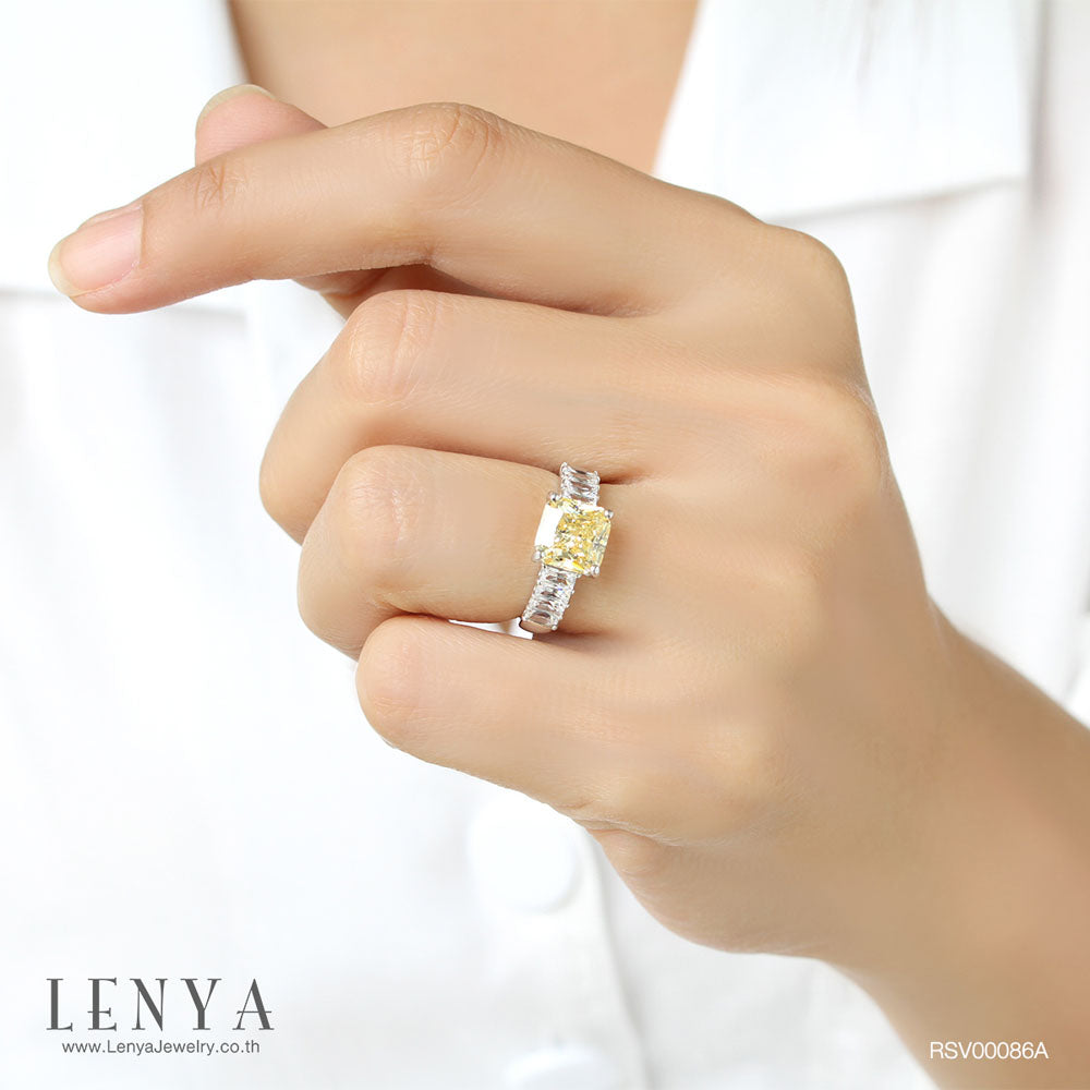 LENYA แหวนเพชร DiamondLike สีเหลือง รูปทรงสี่เหลี่ยม เสริมบ่าข้างด้วย เพชร DiamondLike ทรงบาเก็ตต์ สวยเก๋เด่นเป็นสง่า บนตัวเรือนเงินแท้ชุบทองคำขาว