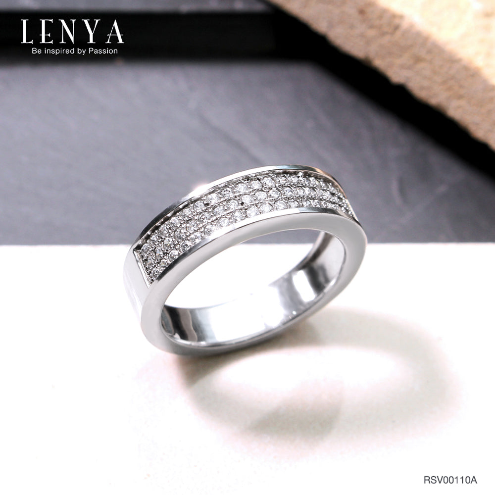 LENYA แหวนเพชร DiamondLike เรียบแต่หรูด้วยการฝังเพชร DiamondLike รอบตัวเรือน บนตัวเรือนเงินแท้ชุบทองคำขาว