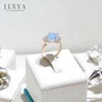 LENYA แหวนอะความารีน(Aquamarine)ช่วยปกป้องคุ้มครองในเรื่องการเดินทาง เพิ่มเสน่ห์เรื่องการพูดคุยเจรจาต่อรอง ให้บรรลุเป้าหมายและประสบผลสำเร็จ ล้อมด้วยเพชร DiamondLike ตัวเรือนเงินแท้ชุบสีพิงค์โกลด์(Pink Gold)