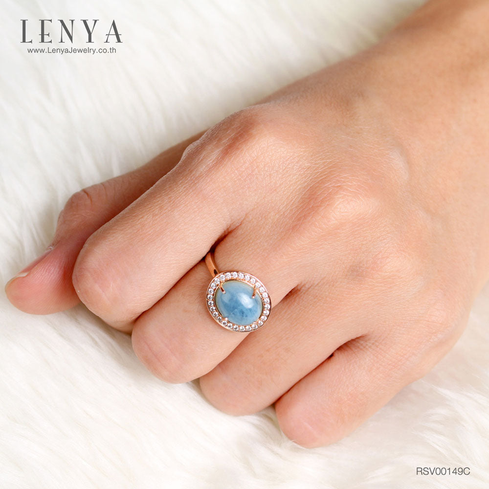 LENYA แหวนอะความารีน(Aquamarine)ช่วยปกป้องคุ้มครองในเรื่องการเดินทาง เพิ่มเสน่ห์เรื่องการพูดคุยเจรจาต่อรอง ให้บรรลุเป้าหมายและประสบผลสำเร็จ ล้อมด้วยเพชร DiamondLike ตัวเรือนเงินแท้ชุบสีพิงค์โกลด์(Pink Gold)