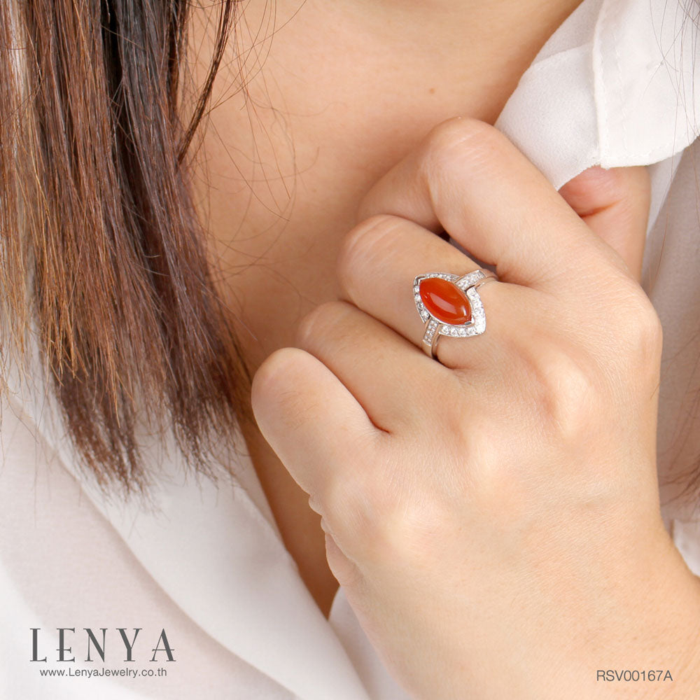 LENYA แหวนเงินแท้ 925 ดีไซน์สุดเก๋ ประดับหินสีส้มคาร์เนเลียน (Carnelian )เป็นหินแห่งคำอวยพรให้พบเจอแต่ความสุข ความเจริญก้าวในชีวิต เสริมบารมีและเปล่งประกายระยิบระยับด้วยคิวบิกเซอร์โคเนีย ตัวเรือนชุบทองคำขาว