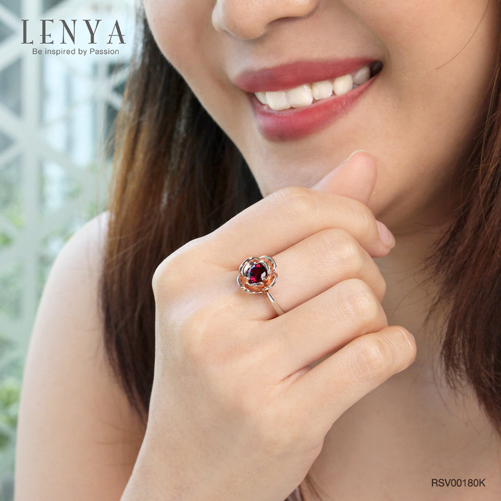 LENYA แหวนดอกกุหลาย ประดับโรโดไรท์ สีม่วง ตัวเรือนเงินแท้ชุบทองคำขาว และทองชมพู 18K ที่กลีบกุหลาบ