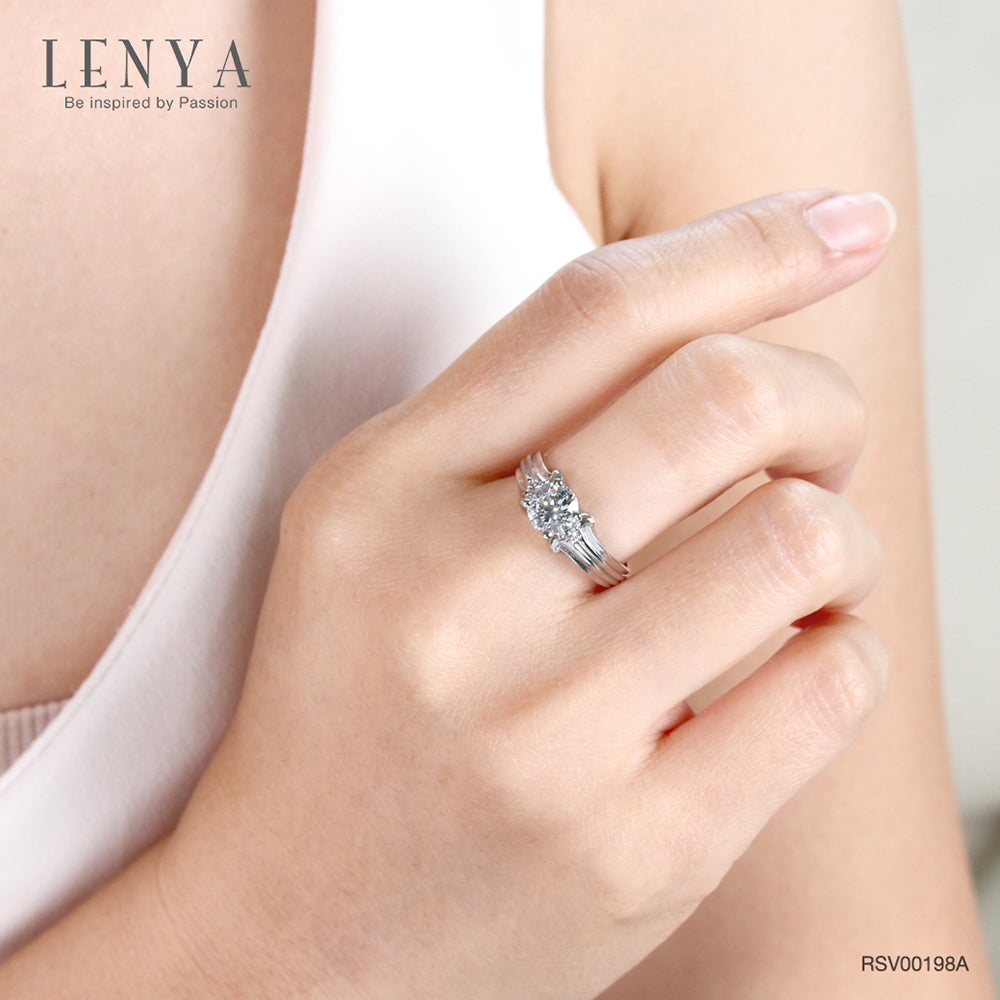 LENYA แหวน DiamondLike เม็ดใหญ่ใจกลางเรือน เรียบหรูมีระดับประดับด้วย Cubic Zirconia ตัวเรือนทำจากเงิกแท้ ชุบด้วยทองคำขาวสว่างทุกองศา สะกดทุกสายตา