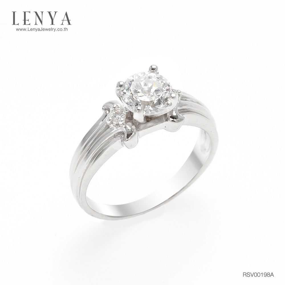 LENYA แหวน DiamondLike เม็ดใหญ่ใจกลางเรือน เรียบหรูมีระดับประดับด้วย Cubic Zirconia ตัวเรือนทำจากเงิกแท้ ชุบด้วยทองคำขาวสว่างทุกองศา สะกดทุกสายตา