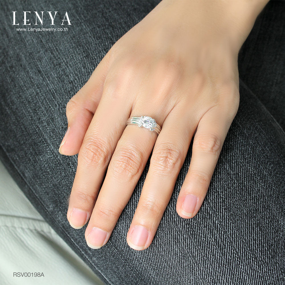 LENYA แหวน DiamondLike เม็ดใหญ่ใจกลางเรือน เรียบหรูมีระดับประดับด้วย Cubic Zirconia ตัวเรือนทำจากเงิกแท้ ชุบด้วยทองคำขาวสว่างทุกองศา สะกดทุกสายตา