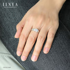 LENYA แหวน DiamondLike เม็ดใหญ่ใจกลางเรือน เรียบหรูมีระดับประดับด้วย Cubic Zirconia ตัวเรือนทำจากเงิกแท้ ชุบด้วยทองคำขาวสว่างทุกองศา สะกดทุกสายตา