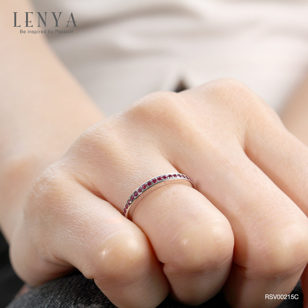LENYA แหวน LENYA ETERNAL ประดับด้วย SWAROVSKI ZIRCONIA สีทับทิม บนตัวเรือนเงินแท้ชุบทองคำขาวแท้ ดีไซน์แบบแถวเดี่ยวเต็มวง สวยคลาสสิค