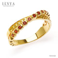 LENYA แหวนเงิน ชุบทอง18เค ประดับพลอย สีแดง โกเมน(Garnet) สีเหลือง บุษราคัม ( Yellow Sapphire) ในรูปแบบดีไซน์ที่เรียบๆแต่มีลูกเล่น ที่สร้างความโดดเด่น และสีสีนที่ดูลงตัว