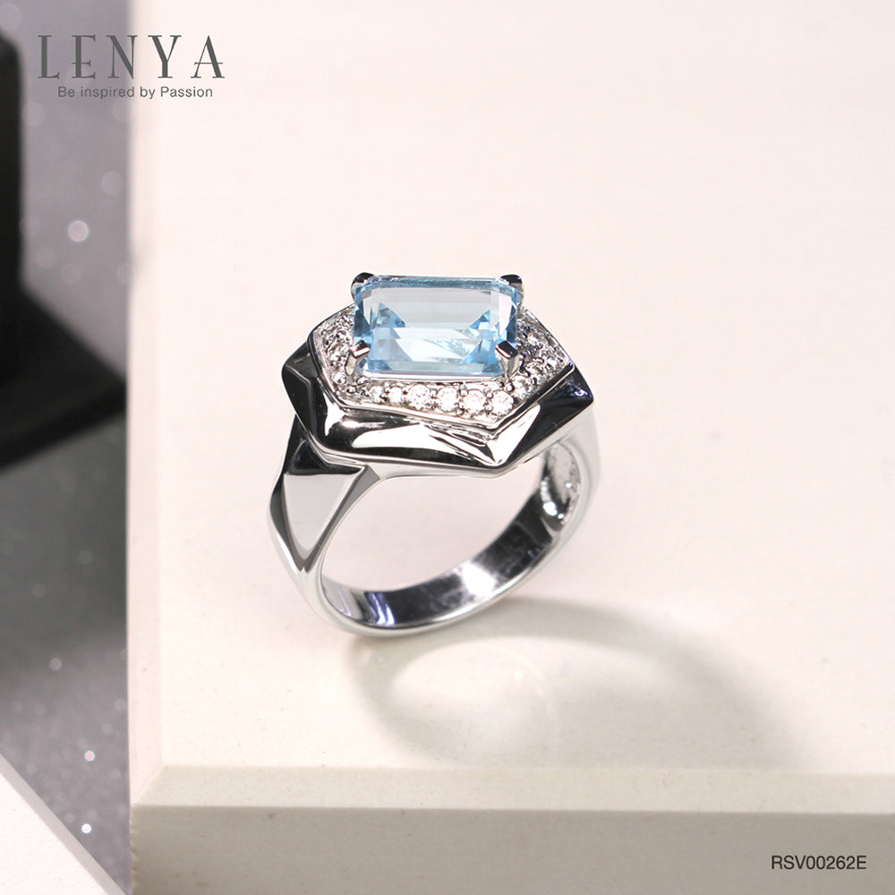 LENYA แหวนเงินแท้ชุบทองขาว ดีไซน์สุดเก๋ ดูเท่ห์ทุกมุมมอง ประดับพลอยเม็ดใหญ่สีฟ้า โทแพซ ทรงสีเหลี่ยม ล้อมด้วยคิวบิกเซอร์โคเนียประกายวิบวับจับตา