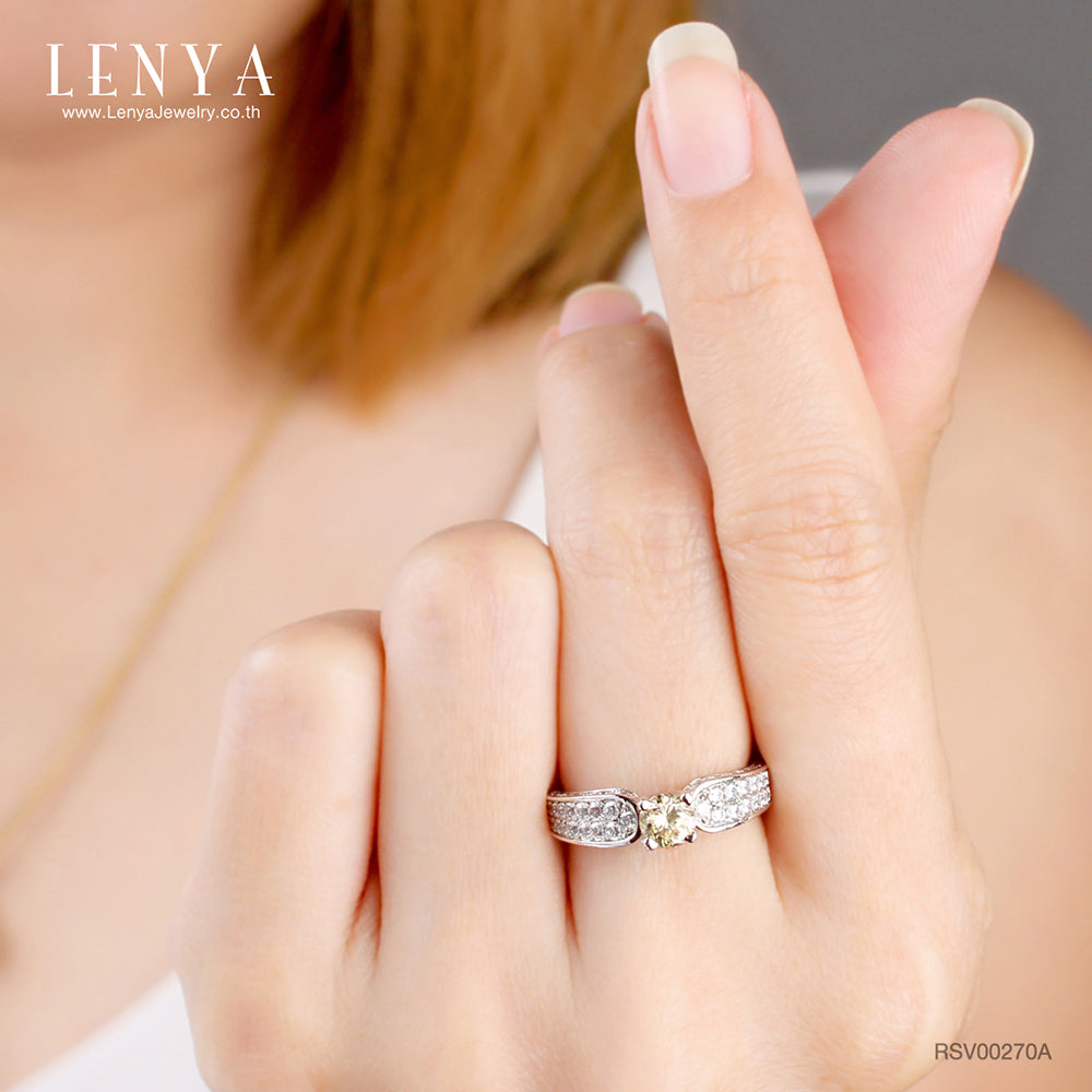 LENYA แหวน เพชร DiamondLike เม็ดกลางสีแฟนซี มาพร้อม Cubic Zirconia หลายเม็ดประดับบนตัวเรือน ที่พร้อมจะสะท้อนความโดดเด่นในตัวคุณ ตัวเรือนทำจากเงินแท้ชุบทองคำขาวเกรดพรีเมี่ยม