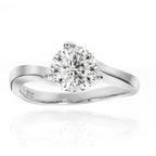 LENYA แหวนเพชร DiamondLike เรียบหรูคลาสสิค ประดับด้วยเพชรชนาด 1 กะรัต บนตัวเรือนเงินแท้ชุบทองคำขาว