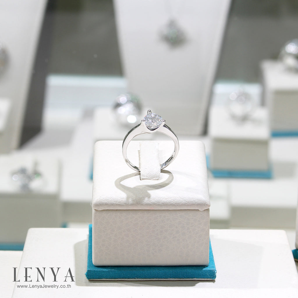 LENYA แหวน CZ จาก SWAROVSKI เสริมบุคลิกความหรูหรา ขนาด 6.5 มิล ตัวเรือนเงินแท้925 ชุบทองคำขาว