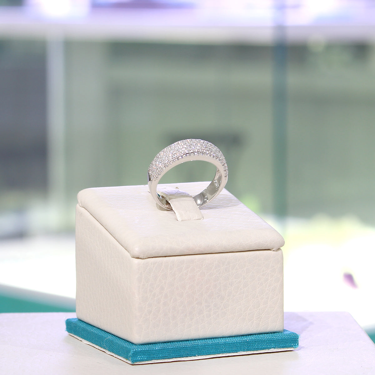 LENYA แหวน CZ จาก SWAROVSKI เสริมบุคลิกความหรูหรา ขนาด 1 มิล ตัวเรือนเงินแท้925 ชุบทองคำขาว