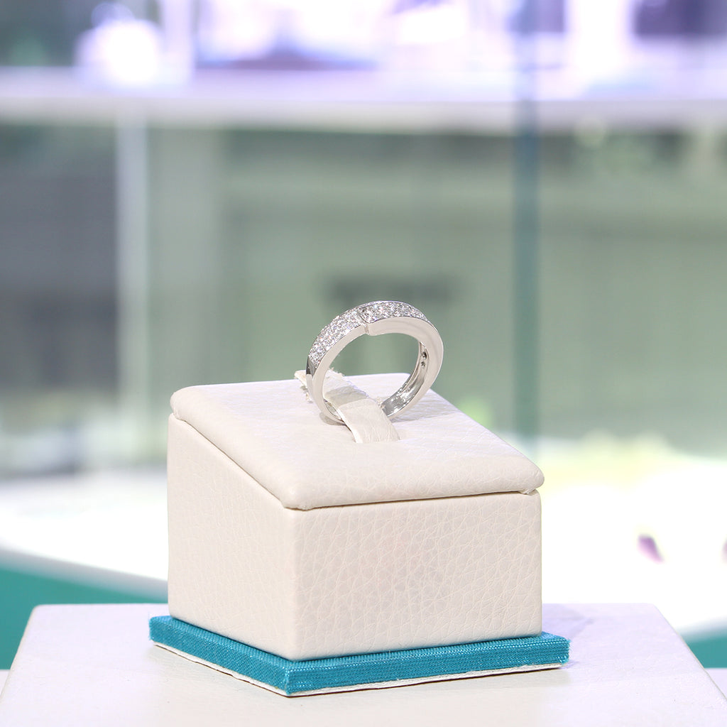 LENYA แหวน LENYA ETERNAL ประดับด้วย SWAROVSKI ZIRCONIA ดีไซน์เพชรแบบแถวคาบเกี่ยวกันดูสวยแบบคลาสสิคสุดๆ ตัวเรือนเงินแท้ชุบทองคำขาว