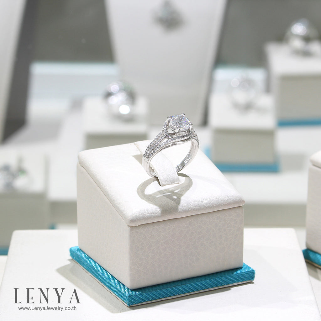 LENYA แหวนเพชร DiamondLike เพิ่มลูกเล่นเก๋ๆให้เรียวนิ้ว บนตัวเรือนเงินแท้ชุบทองคำขาว