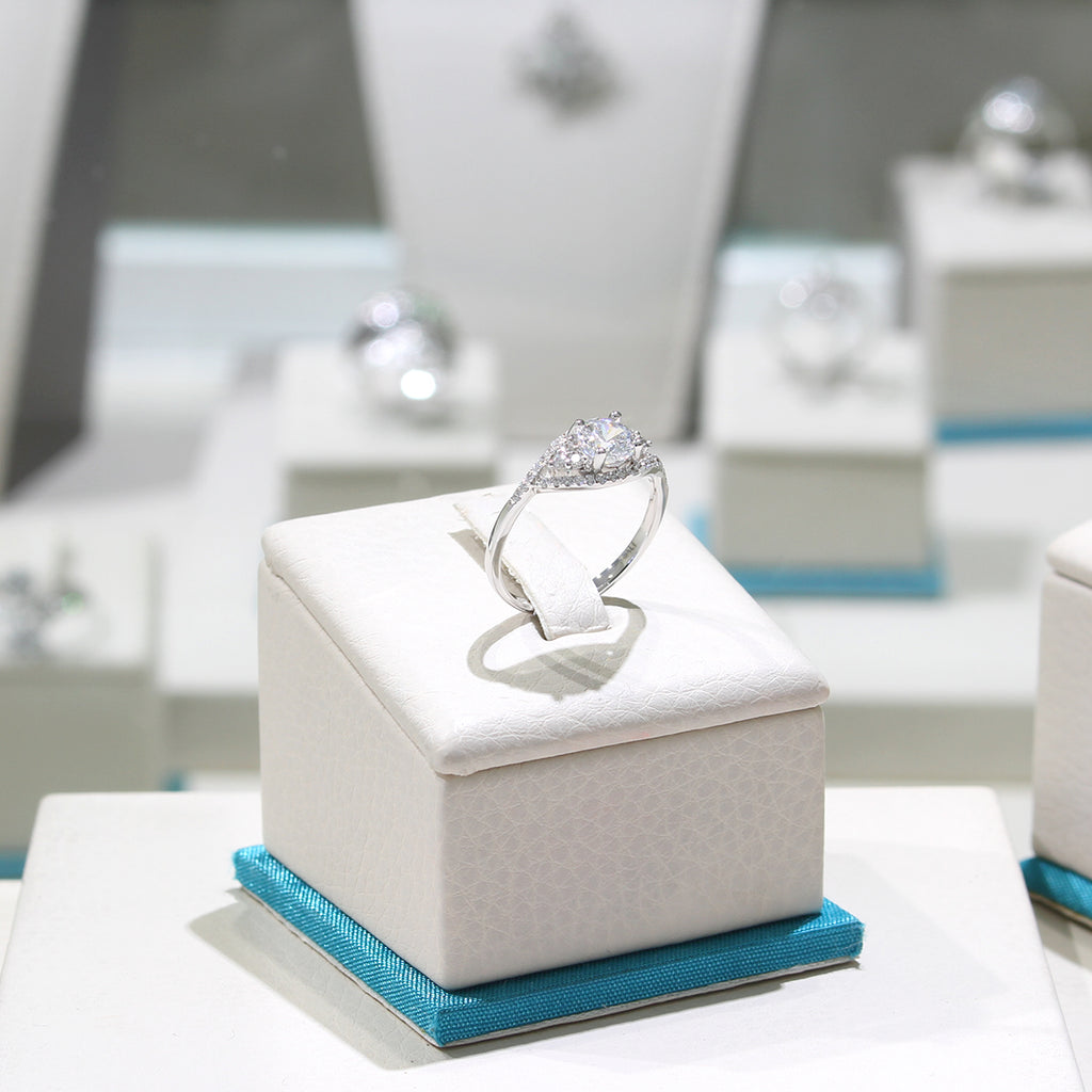 LENYA แหวน CZ Diamondlike เสริมบุคลิกและความมั่นใจ ขนาด 5.5 มิล ตัวเรือนเงินแท้925 ชุบทองคำขาว