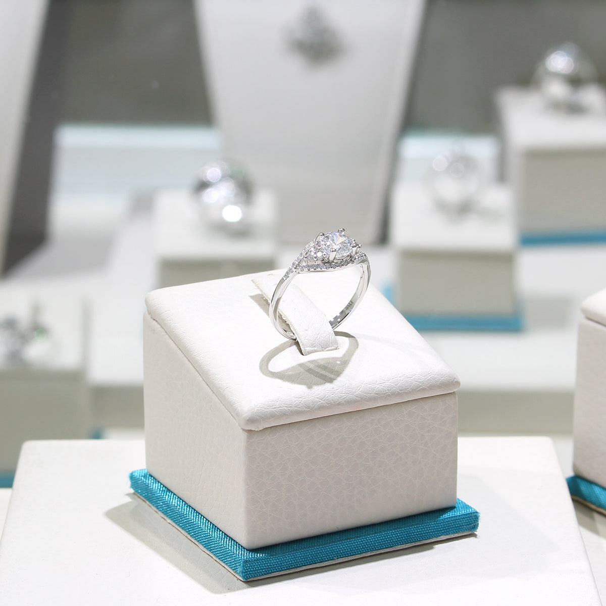 LENYA แหวน CZ Diamondlike เสริมบุคลิกและความมั่นใจ ขนาด 5.5 มิล ตัวเรือนเงินแท้925 ชุบทองคำขาว