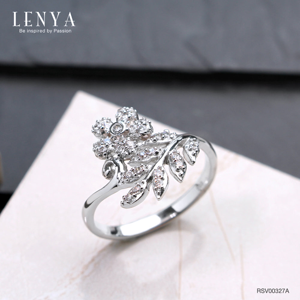 LENYA แหวน คิวบิกเซอร์โคเนีย (Cubic Zirconia) ตัวเรือนเงินแท้ 925 ชุบทองคำขาว ดีไซน์กลีบดอกไม้ เพิ่มความโดดเด่นให้พลอย
