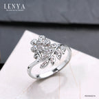 LENYA แหวน คิวบิกเซอร์โคเนีย (Cubic Zirconia) ตัวเรือนเงินแท้ 925 ชุบทองคำขาว ดีไซน์กลีบดอกไม้ เพิ่มความโดดเด่นให้พลอย