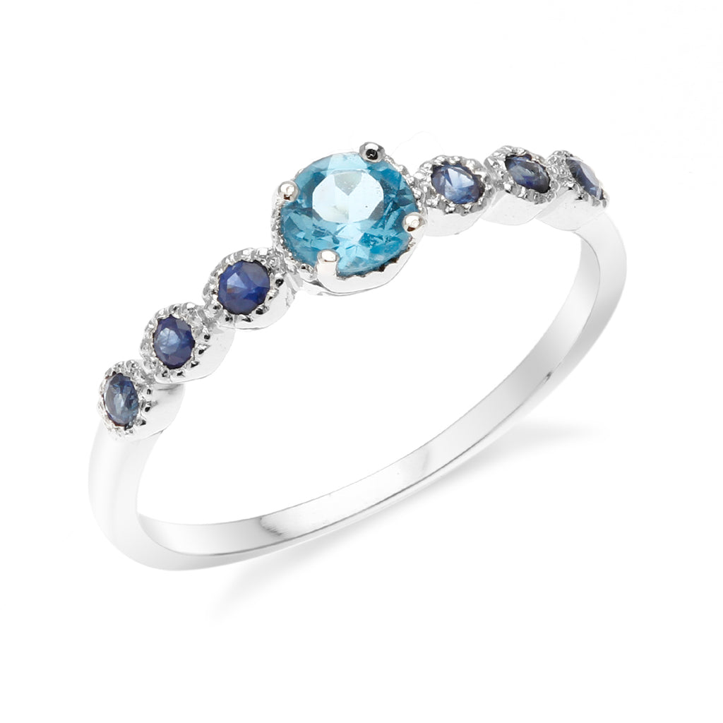 LENYA แหวนเงินแท้ 925 ชุปทองคำขาว ประดับพลอย สีฟ้า บลูโทแพซ (Blue Topaz) ชูเด่นกับดีไซน์เล็กน่ารักๆ  เพิ่มเสน่ห์ดึงดูด กับพลอยสีน้ำเงิน ไพลิน(Blue Sapphire)  ตรงบ่าข้างดูสะดุดตา น่าหลงไหล