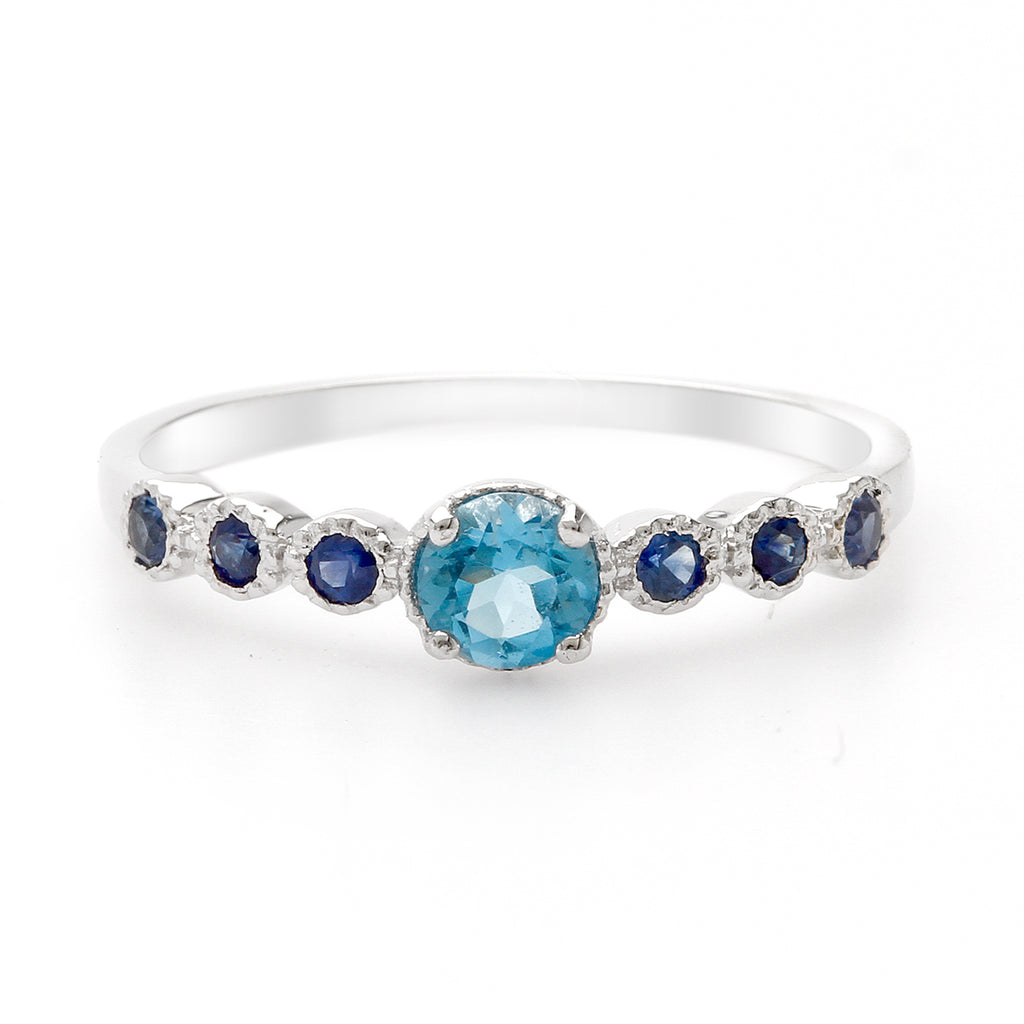 LENYA แหวนเงินแท้ 925 ชุปทองคำขาว ประดับพลอย สีฟ้า บลูโทแพซ (Blue Topaz) ชูเด่นกับดีไซน์เล็กน่ารักๆ  เพิ่มเสน่ห์ดึงดูด กับพลอยสีน้ำเงิน ไพลิน(Blue Sapphire)  ตรงบ่าข้างดูสะดุดตา น่าหลงไหล