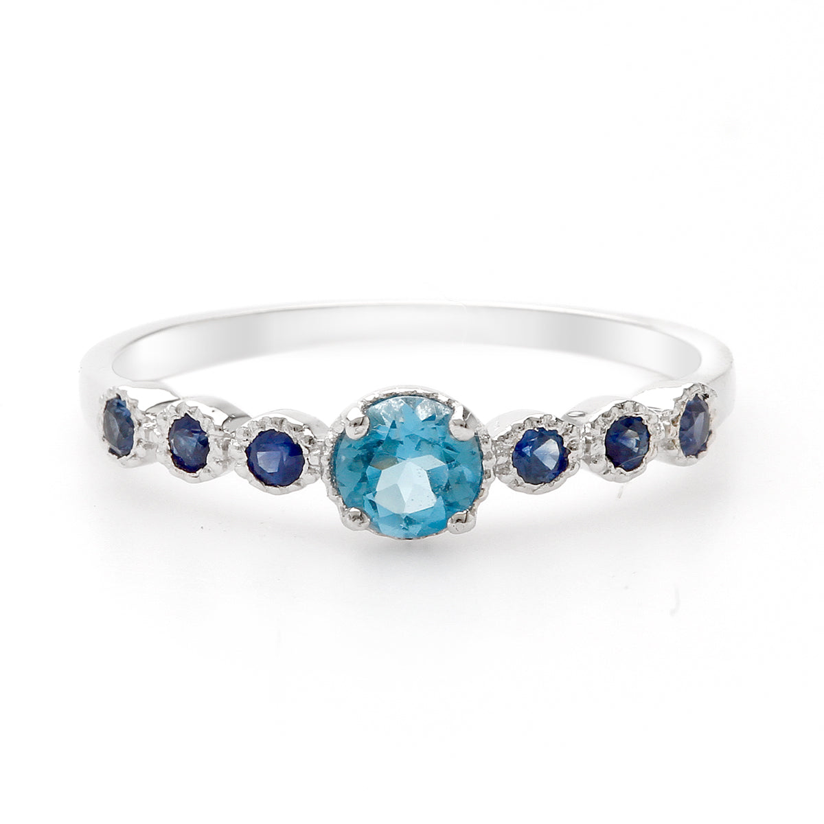 LENYA แหวนเงินแท้ 925 ชุปทองคำขาว ประดับพลอย สีฟ้า บลูโทแพซ (Blue Topaz) ชูเด่นกับดีไซน์เล็กน่ารักๆ  เพิ่มเสน่ห์ดึงดูด กับพลอยสีน้ำเงิน ไพลิน(Blue Sapphire)  ตรงบ่าข้างดูสะดุดตา น่าหลงไหล
