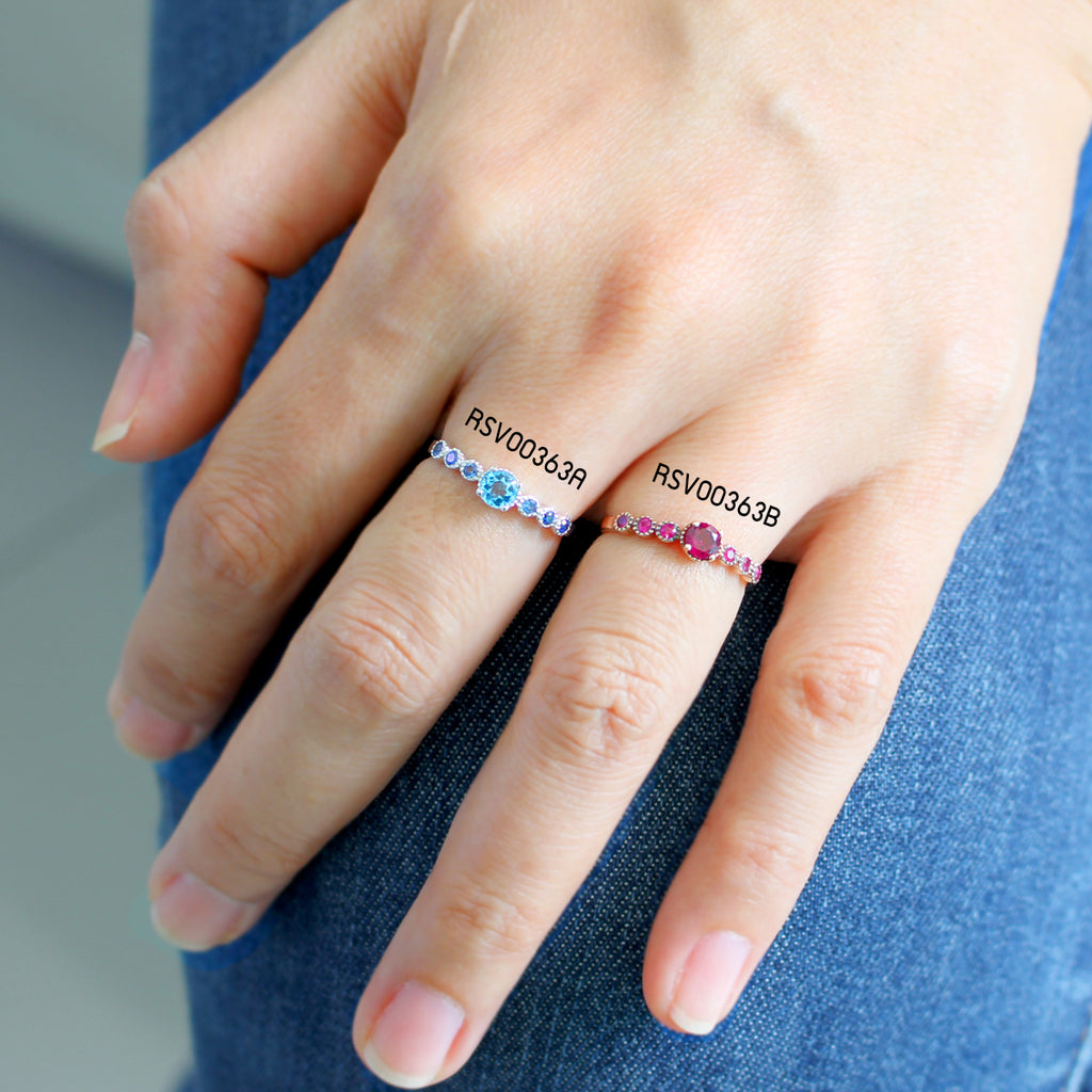 LENYA แหวนเงินแท้ 925 ชุปทองคำขาว ประดับพลอย สีฟ้า บลูโทแพซ (Blue Topaz) ชูเด่นกับดีไซน์เล็กน่ารักๆ  เพิ่มเสน่ห์ดึงดูด กับพลอยสีน้ำเงิน ไพลิน(Blue Sapphire)  ตรงบ่าข้างดูสะดุดตา น่าหลงไหล