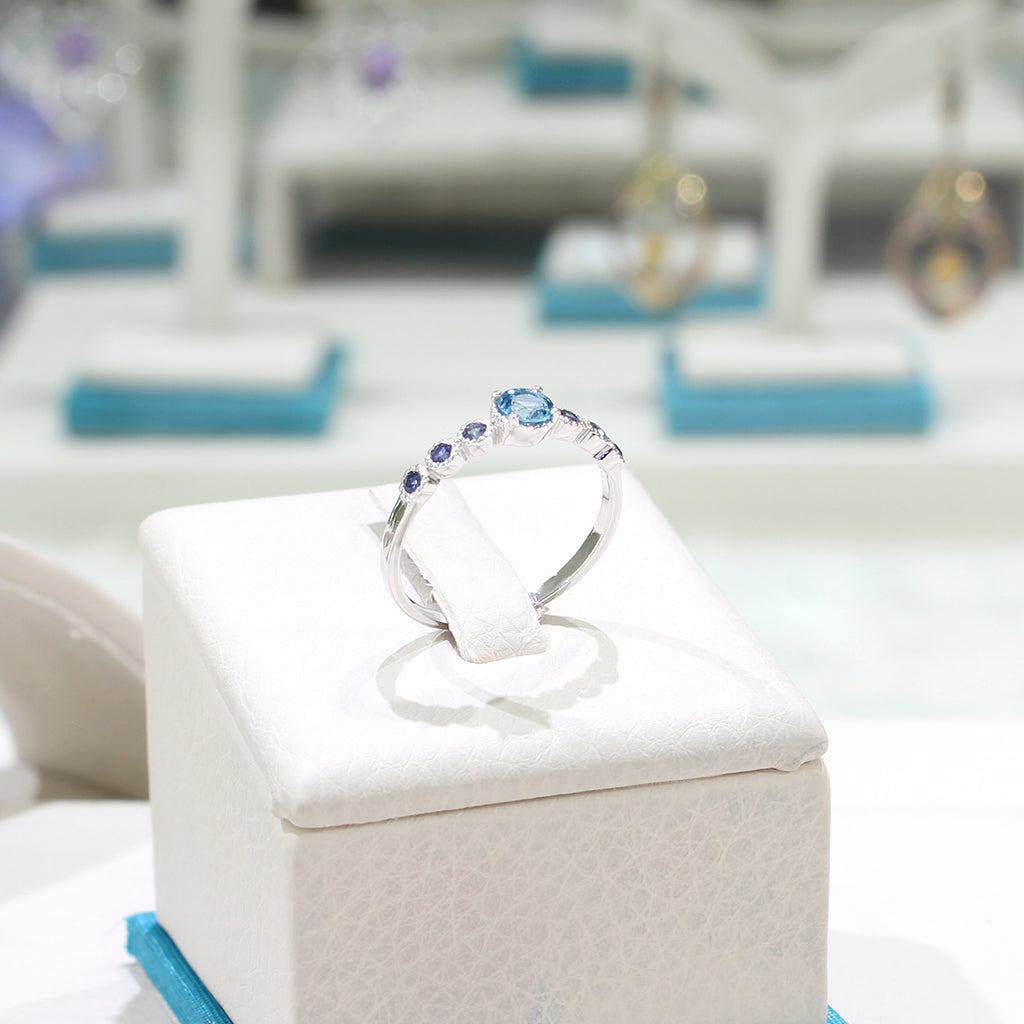 LENYA แหวนเงินแท้ 925 ชุปทองคำขาว ประดับพลอย สีฟ้า บลูโทแพซ (Blue Topaz) ชูเด่นกับดีไซน์เล็กน่ารักๆ  เพิ่มเสน่ห์ดึงดูด กับพลอยสีน้ำเงิน ไพลิน(Blue Sapphire)  ตรงบ่าข้างดูสะดุดตา น่าหลงไหล